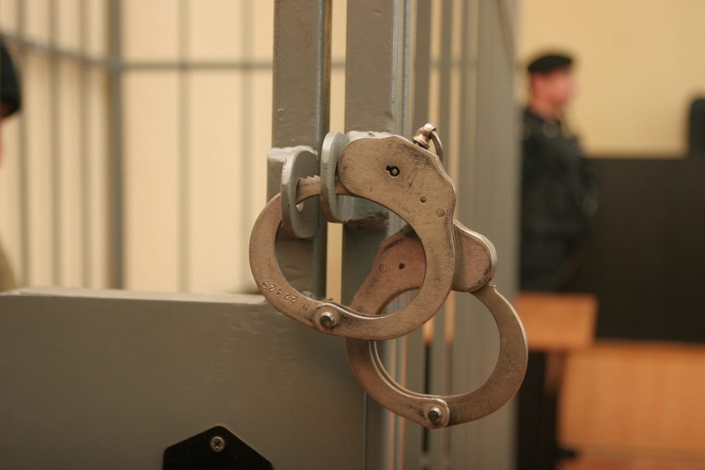 На скамью подсудимых отправлен обвиняемый, который продал пожилой женщине некачественный товар по завышенной цене